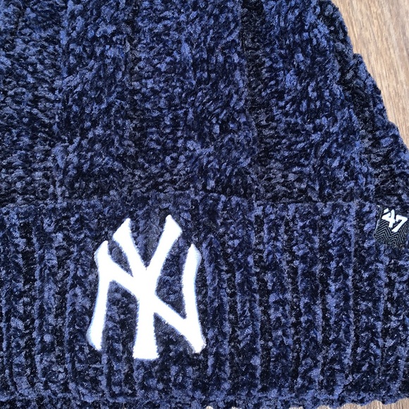 NY ‘47 Brand Women's Chenille Beanie Hat New York Yankees Pom Poof Ball NEW - Picture 3 of 11